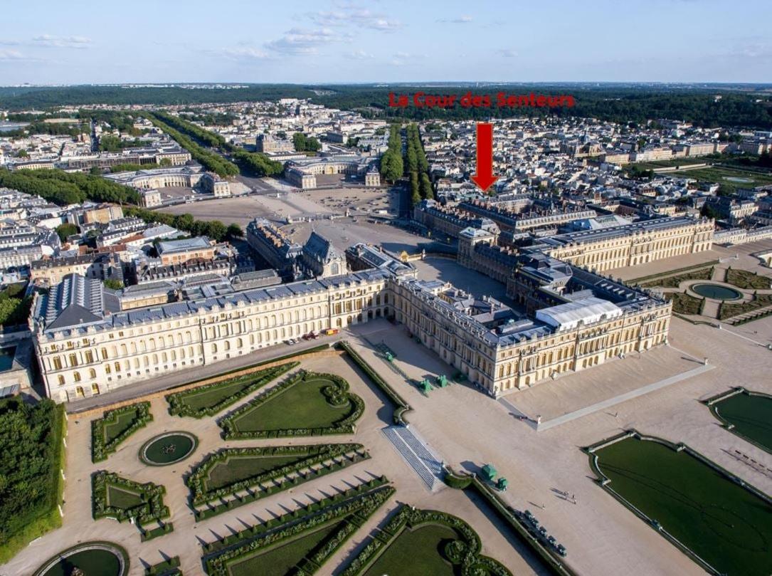 La Cour Des Senteurs / F2 Chateau De Versailles