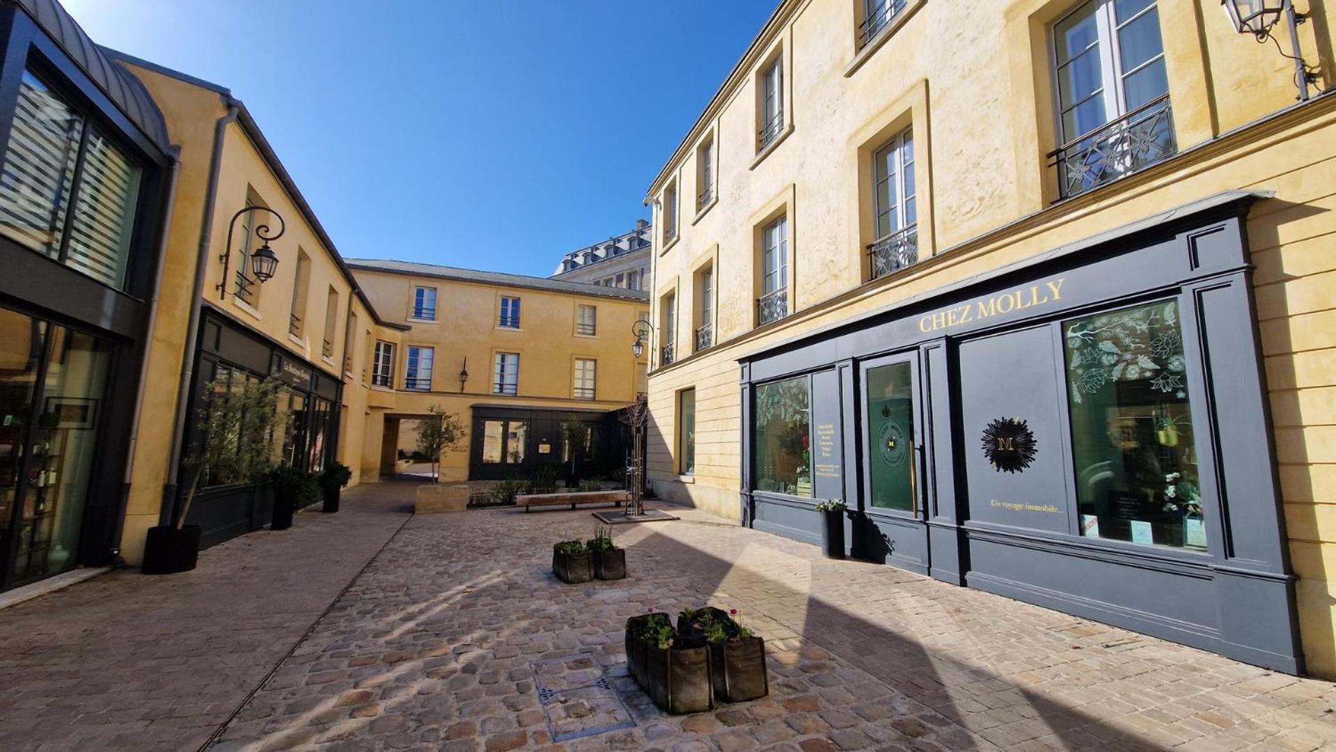 La Cour Des Senteurs / F2 Chateau De *