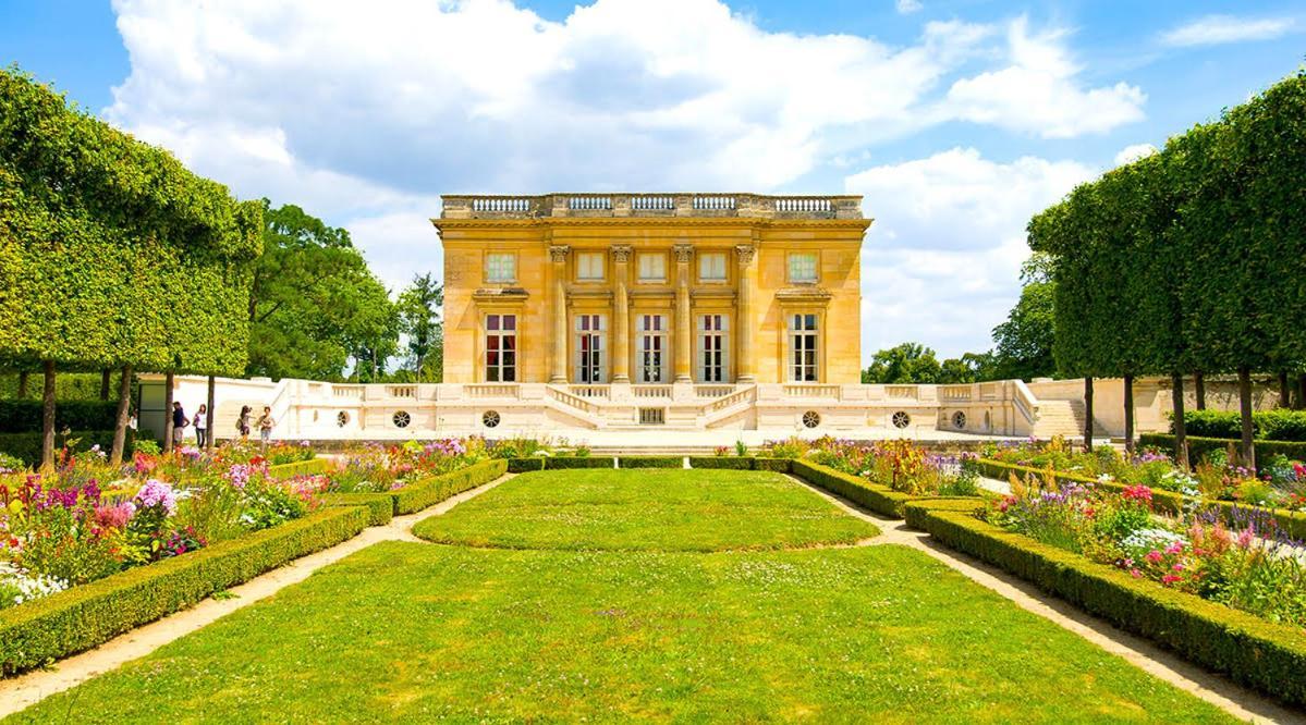 La Cour Des Senteurs / F2 Chateau De * Versailles